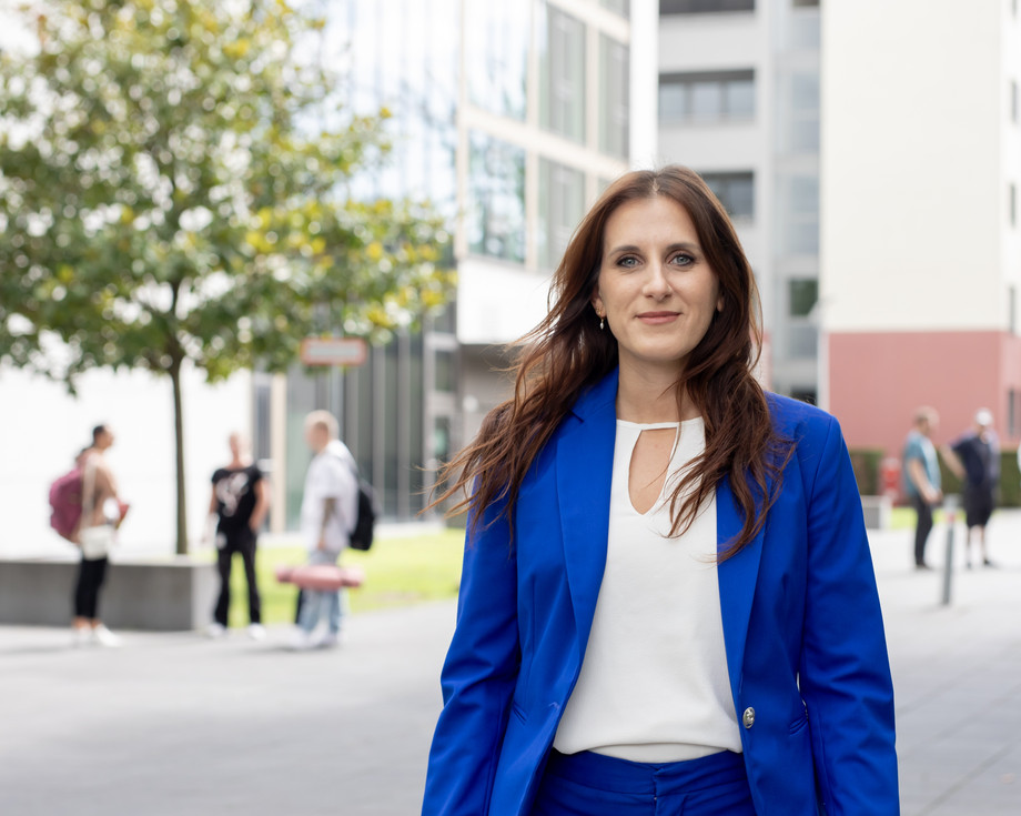 Eine Frau in einem blauen Anzug auf dem SRH Campus.